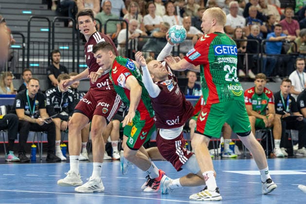 Tough duel between Elvar Orn Jonsson (SC Magdeburg, 19), Magnus Saugstrup (SC Magdeburg, 23) and Mathias Gidsel (Füchse Berlin, 19), SC Magdeburg vs. Füchse Berlin, Handball, HBL, REXEL SUPER CUP, 2026, 22.08.2026 Munich SAP Garden Germany Copyright: xPFA BjörnxKeckerx