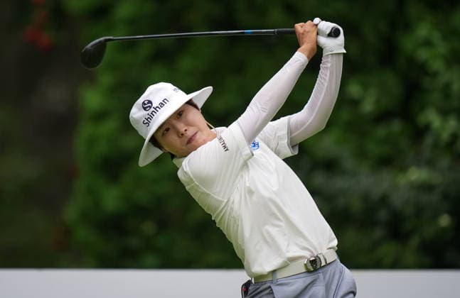 August 22, 2026, Edmonton, Ab, CANADA: Somi Lee, of South Korea, hits her tee shot on the fourth hole during the third round at the LPGA, Golf Damen CPKC Canadian Women s Open golf tournament, in Edmonton, on Saturday, Aug. 22, 2026. Lee Somi  - ZUMAc35_ 20260822_zaf_c35_124 Copyright: xDarrylxDyckx