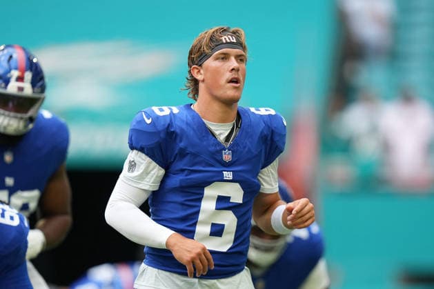 MIAMI GARDENS, FL - AUGUST 22: New York Giants quarterback Jaxson Dart (6) warms up before the preseason NFL, American Football Herren, USA game between the New York Giants and the Miami Dolphins on Saturday, August 22, 2026 at Hard Rock Stadium in Miami, FL (Photo by Peter Joneleit Icon Sportswire) NFL: AUG 22 Giants at Dolphins EDITORIAL USE ONLY Icon260822032