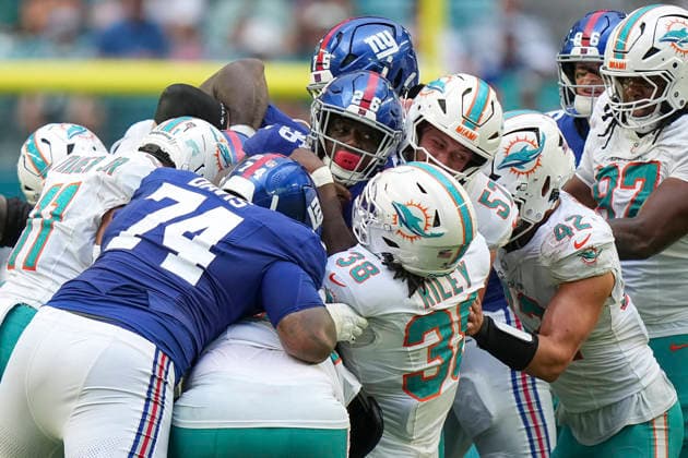 MIAMI GARDENS, FL - AUGUST 22: New York Giants running back Devin Singletary (26) tries to back his way for an extra yard as he rushes during the preseason NFL, American Football Herren, USA game between the New York Giants and the Miami Dolphins on Saturday, August 22, 2026 at Hard Rock Stadium in Miami, FL (Photo by Peter Joneleit Icon Sportswire) NFL: AUG 22 Giants at Dolphins EDITORIAL USE ONLY Icon260822046