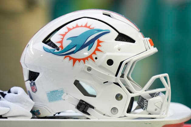 MIAMI GARDENS, FL - AUGUST 22: A Miami Dolphins helet rests on the sidelines during the preseason NFL, American Football Herren, USA game between the New York Giants and the Miami Dolphins on Saturday, August 22, 2026 at Hard Rock Stadium in Miami, FL (Photo by Peter Joneleit Icon Sportswire) NFL: AUG 22 Giants at Dolphins EDITORIAL USE ONLY Icon260822058