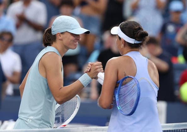 August 22, 2026, Mason, Ohio, USA: JESSICA PEGULA of USA and IGA SWIATEK of Poland after the match in semifinals of tennis tournament WTA, Tennis Damen 1000 Cincinnati Open in Mason, USA. Pegula won 7:5, 4:6, 6:4. Mason USA - ZUMAc278 20260822_zsp_c278_074 Copyright: xMarcinxCholewinskix