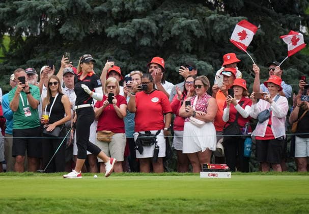 August 22, 2026, Edmonton, Ab, CANADA: Spectators cheer as Brooke Henderson, of Canada, prepares to hit her tee shot on the first hole during the third round at the LPGA, Golf Damen CPKC Canadian Women s Open golf tournament, in Edmonton, on Saturday, Aug. 22, 2026. Canada News - August 22, 2026  - ZUMAc35_ 20260822_zaf_c35_137 Copyright: xDarrylxDyckx