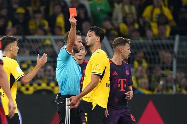 Dortmund Fussball, Franz Beckenbauer Supercup 2026, Borussia Dortmund-FC Bayern München, 22.08.2026, Signal Iduna Park Dortmund, Ramy bensebaini BVB, bekommt rote karte von schiri daniel schlager *** Dortmund Soccer, Franz Beckenbauer Super Cup 2026, Borussia Dortmund vs. FC Bayern Munich, August 22, 2026, Signal Iduna Park, Dortmund, Ramy Bensebaini (BVB) receives a red card from referee Daniel Schlager