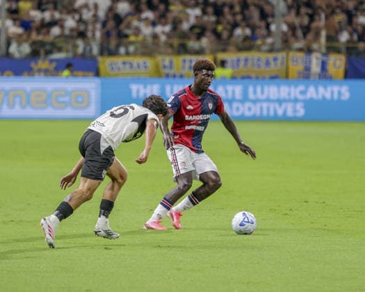 SOCCER - Serie A - Parma vs. Cagliari Photo by IPA ABACAPRESS.COM87712812 - Michel Ndary Adopo of Cagliari Calcio battles for the ball with Simone Lontani of Parma AC during the Parma Calcio vs. Cagliari Calcio match, a 2026-27 Enilive Serie A match at the Ennio Tardini Stadium in Parma (PR), Italy, on August 22, 2026. Parma Italy  Copyright: xIPAxSport ABACAx