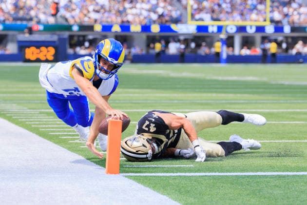 August 22, 2026, Inglewood, California, USA: 13 STETSON BENNETT IV, QB of the Los Angeles Rams scores a touchdown by hitting the pylon past JACKSON SIRMON (47), LB of the New Orleans Saints during their NFL, American Football Herren, USA preseason game on Saturday at SoFi Stadium in Inglewood. Inglewood USA - ZUMAp124 20260822_zaa_p124_011 Copyright: xArianaxRuizx