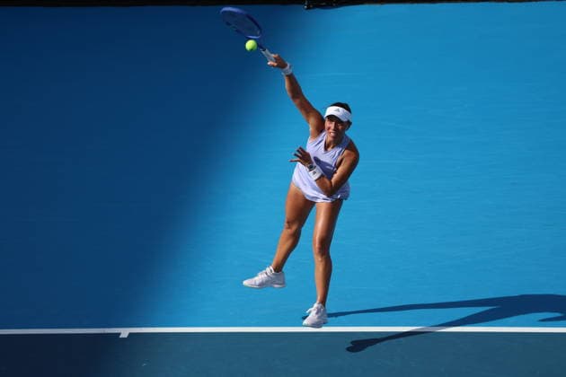 August 22, 2026, Mason, Oh, USA: Cincinnati Open Tennis 2026 - Jessica Pegula plays a ball against Iga Swiatek as shadows start creeping across the court in the Cincinnati Open Tennis Tournament held in Mason OH. 2026 08 22. ZUMAPress Mason USA - ZUMAn24_ 20260822_zaf_n24_234 Copyright: xWallyxNellx