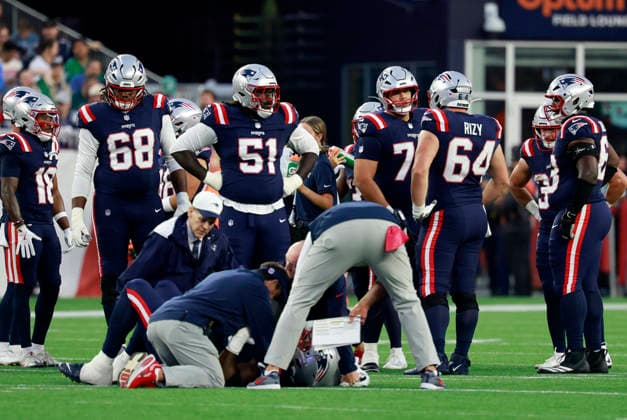 FOXBOROUGH, MA - AUGUST 22: New England Patriots head coach Mike Vrabel checks on an injured Marcus Bryant 52 of the New England Patriots during a preseason game between the New England Patriots and the Philadelphia Eagles on August 22, 2026, at Gillette Stadium in Foxborough, Massachusetts. (Photo by Fred Kfoury III Icon Sportswire) NFL, American Football Herren, USA AUG 22 Eagles at Patriots EDITORIAL USE ONLY Icon482260822006