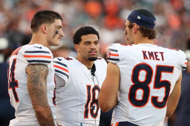 CINCINNATI, OH - AUGUST 22: Chicago Bears tight end Colston Loveland (84) talks with quarterback Caleb Williams (18) and tight end Cole Kmet (85) during the preseason game between the Chicago Bears and the Cincinnati Bengals at Paycor Stadium on August 22, 2026 in Cincinnati, OH. (Photo by Ian Johnson Icon Sportswire) NFL, American Football Herren, USA AUG 22 Bears at Bengals EDITORIAL USE ONLY Icon260822016