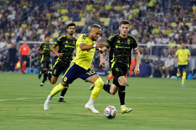 NASHVILLE, TN - AUGUST 22: Nashville SC forward Hany Mukhtar (10) makes a move past Columbus Crew midfielder Sean Zawadzki (25) during a match between Nashville SC and Columbus Crew, August 22, 2026, at GEODIS Park in Nashville, Tennessee. (Photo by Matthew Maxey Icon Sportswire) SOCCER: AUG 22 MLS, Fussball Herren, USA Nashville SC vs Columbus Crew EDITORIAL USE ONLY Icon26082201