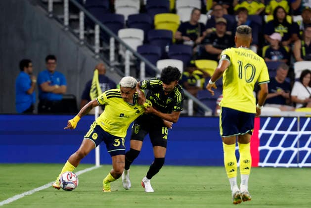 NASHVILLE, TN - AUGUST 22: Nashville SC defender Andy N‡jar (31) wins a ball along the sideline in front of Columbus Crew midfielder Taha Habroune (16) during a match between Nashville SC and Columbus Crew, August 22, 2026, at GEODIS Park in Nashville, Tennessee. (Photo by Matthew Maxey Icon Sportswire) SOCCER: AUG 22 MLS, Fussball Herren, USA Nashville SC vs Columbus Crew EDITORIAL USE ONLY Icon26082202