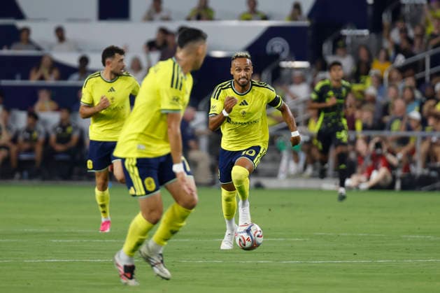 NASHVILLE, TN - AUGUST 22: Nashville SC forward Hany Mukhtar (10) looks to make a pass ahead to Nashville SC forward Cristian Espinoza (7) during a match between Nashville SC and Columbus Crew, August 22, 2026, at GEODIS Park in Nashville, Tennessee. (Photo by Matthew Maxey Icon Sportswire) SOCCER: AUG 22 MLS, Fussball Herren, USA Nashville SC vs Columbus Crew EDITORIAL USE ONLY Icon26082203