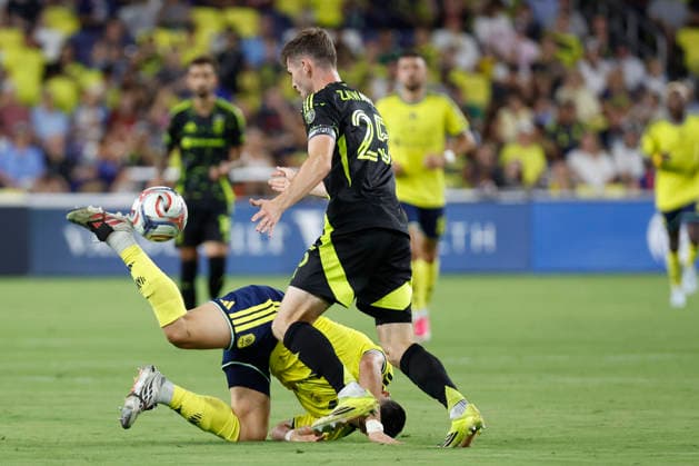 NASHVILLE, TN - AUGUST 22: Nashville SC forward Cristian Espinoza (7) makes a pass with the back of his foot after being taken down by Columbus Crew midfielder Sean Zawadzki (25) during a match between Nashville SC and Columbus Crew, August 22, 2026, at GEODIS Park in Nashville, Tennessee. (Photo by Matthew Maxey Icon Sportswire) SOCCER: AUG 22 MLS, Fussball Herren, USA Nashville SC vs Columbus Crew EDITORIAL USE ONLY Icon26082209
