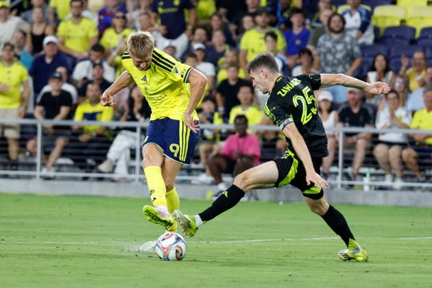 NASHVILLE, TN - AUGUST 22: Nashville SC forward Sam Surridge (9) takes a shot under the block attempt of Columbus Crew midfielder Sean Zawadzki (25) during a match between Nashville SC and Columbus Crew, August 22, 2026, at GEODIS Park in Nashville, Tennessee. (Photo by Matthew Maxey Icon Sportswire) SOCCER: AUG 22 MLS, Fussball Herren, USA Nashville SC vs Columbus Crew EDITORIAL USE ONLY Icon26082211