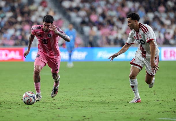 MLS, Fussball Herren, USA - Inter Miami CF vs. Toronto FC Inter Miami CF midfielder Rodrigo De Paul (L) in action against Toronto FC defender Matheus Pereira (R) during the MLS soccer match between Inter Miami CF and Toronto FC at Nu Stadium in Miami, Florida, USA, 22 August 2026. MIAMI FLORIDA United States  Copyright: xCRISTOBALxHERRERA-ULASHKEVICHx