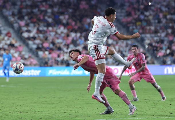 MLS, Fussball Herren, USA - Inter Miami CF vs. Toronto FC Toronto FC defender Matheus Pereira (top) in action against Inter Miami CF defender Facundo Mura (bottom) during the MLS soccer match between Inter Miami CF and Toronto FC at Nu Stadium in Miami, Florida, USA, 22 August 2026. MIAMI FLORIDA United States  Copyright: xCRISTOBALxHERRERA-ULASHKEVICHx
