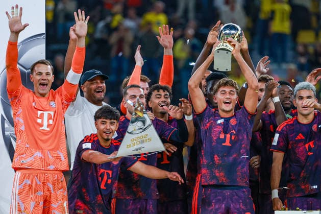 Franz Beckenbauer Supercup 2026 - Borussia Dortmund - FC Bayern München am 22.08.2026 im Signal Iduna Park in Dortmund Jubel und Freude beim Supercup Gewinner der Mannschaft des FC Bayern München, hier mit Torwart Manuel Neuer (Muenchen 1) , Trainer Vincent Kompany (Muenchen) , Maycon Normanha Cardozo (Muenchen 49) , Tom Bischof (Muenchen 8) *** Franz Beckenbauer Super Cup 2026: Borussia Dortmund vs. FC Bayern Munich on August 22, 2026, at Signal Iduna Park in Dortmund. Jubilation and joy among the Super Cup-winning FC Bayern Munich team, pictured here with goalkeeper Manuel Neuer (Munich 1), coach Vincent Kompany (Munich), Maycon Normanha Cardozo (Munich 49), and Tom Bischof (Munich 8) MH