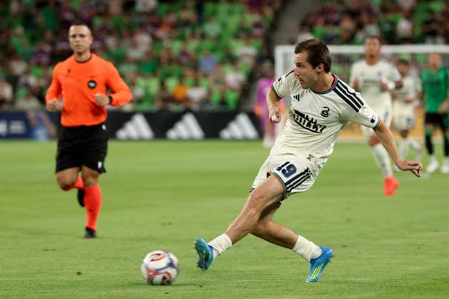 AUSTIN, TX - AUGUST 22: Midfielder Indiana Vassilev 19 of the Philadelphia Union passes the ball during the MLS, Fussball Herren, USA match between Austin FC and Philadelphia Union on August 22, 2026, at Q2 Stadium in Austin, TX. (Photo by David Buono Icon Sportswire) SOCCER: AUG 22 MLS Austin FC vs Philadelphia Union EDITORIAL USE ONLY Icon260822005