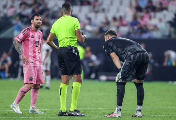 MLS, Fussball Herren, USA - Inter Miami CF vs. Toronto FC Inter Miami CF forward Lionel Messi (L) speaks with a referee during the MLS soccer match between Inter Miami CF and Toronto FC at Nu Stadium in Miami, Florida, USA, 22 August 2026. MIAMI FLORIDA United States  Copyright: xCRISTOBALxHERRERA-ULASHKEVICHx