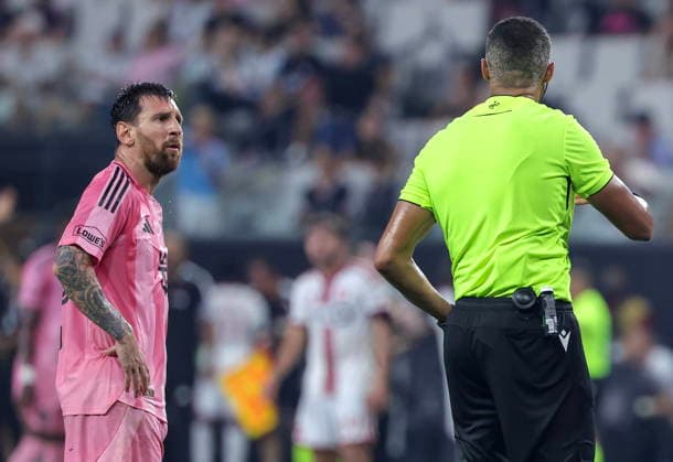 MLS, Fussball Herren, USA - Inter Miami CF vs. Toronto FC Inter Miami CF forward Lionel Messi (L) speaks with a referee during the MLS soccer match between Inter Miami CF and Toronto FC at Nu Stadium in Miami, Florida, USA, 22 August 2026. MIAMI FLORIDA United States  Copyright: xCRISTOBALxHERRERA-ULASHKEVICHx