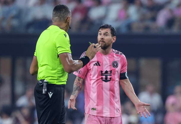 MLS, Fussball Herren, USA - Inter Miami CF vs. Toronto FC Inter Miami CF forward Lionel Messi (R) speaks with a referee during the MLS soccer match between Inter Miami CF and Toronto FC at Nu Stadium in Miami, Florida, USA, 22 August 2026. MIAMI FLORIDA United States  Copyright: xCRISTOBALxHERRERA-ULASHKEVICHx