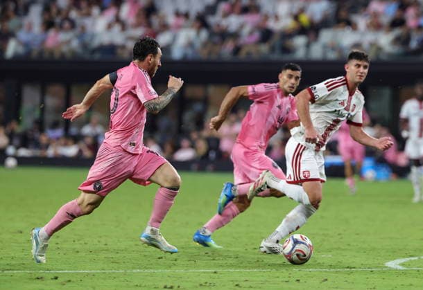 MLS, Fussball Herren, USA - Inter Miami CF vs. Toronto FC Inter Miami CF forward Lionel Messi (L) in action during the MLS soccer match between Inter Miami CF and Toronto FC at Nu Stadium in Miami, Florida, USA, 22 August 2026. MIAMI FLORIDA United States  Copyright: xCRISTOBALxHERRERA-ULASHKEVICHx