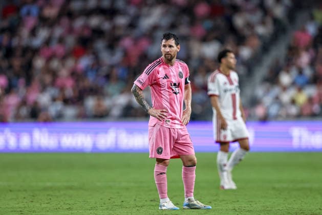 MIAMI, FL - AUGUST 22: Lionel Messi (10) of the Inter Miami CF looks on during the MLS, Fussball Herren, USA match between Toronto FC and Inter Miami CF on August 22,2026 at NU Stadium, Miami, Fla.(Photo by Chris Arjoon Icon Sportswire) SOCCER: AUG 22 MLS Inter Miami CF vs Toronto FC EDITORIAL USE ONLY Icon2608220000010