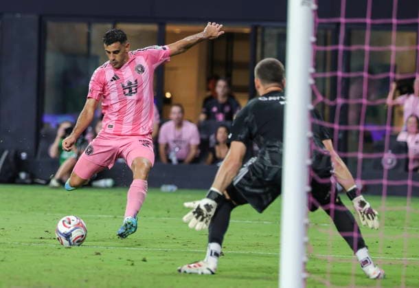 MLS, Fussball Herren, USA - Inter Miami CF vs. Toronto FC Inter Miami CF forward German Berterame (L) in action against Toronto FC goalkeeper Luka Gavran (R) during the MLS soccer match between Inter Miami CF and Toronto FC at Nu Stadium in Miami, Florida, USA, 22 August 2026. MIAMI FLORIDA United States  Copyright: xCRISTOBALxHERRERA-ULASHKEVICHx