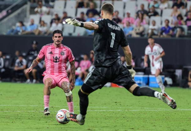 MLS, Fussball Herren, USA - Inter Miami CF vs. Toronto FC Inter Miami CF midfielder Rodrigo De Paul (L) in action against Toronto FC goalkeeper Luka Gavran (R) during the MLS soccer match between Inter Miami CF and Toronto FC at Nu Stadium in Miami, Florida, USA, 22 August 2026. MIAMI FLORIDA United States  Copyright: xCRISTOBALxHERRERA-ULASHKEVICHx