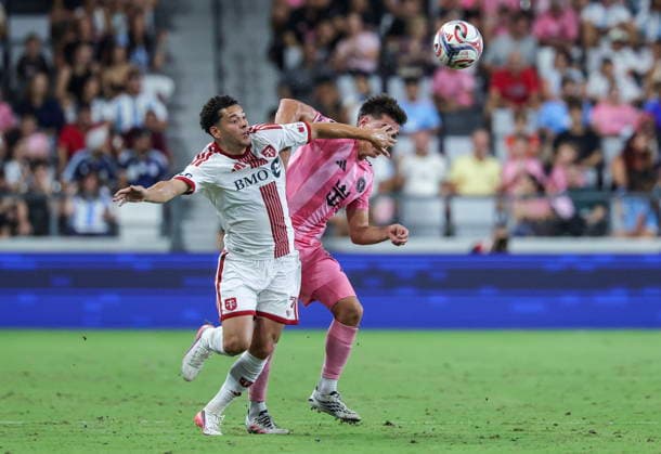 MLS, Fussball Herren, USA - Inter Miami CF vs. Toronto FC Toronto FC defender Matheus Pereira (L) in action against Inter Miami CF forward Daniel Pinter (R) during the MLS soccer match between Inter Miami CF and Toronto FC at Nu Stadium in Miami, Florida, USA, 22 August 2026. MIAMI FLORIDA United States  Copyright: xCRISTOBALxHERRERA-ULASHKEVICHx