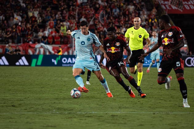 August 22, 2026, Harrison, New Jersey, USA: ROBERT LEWANDOWSKI (9) of Chicago Fire FC battles for the ball with JULIoÂN BAZoÂN (14) of the New York Red Bulls during a Major League Soccer match at Sports Illustrated Stadium. Harrison USA - ZUMAp306 20260822_znp_p306_004 Copyright: xOmarxPerezxLopezx