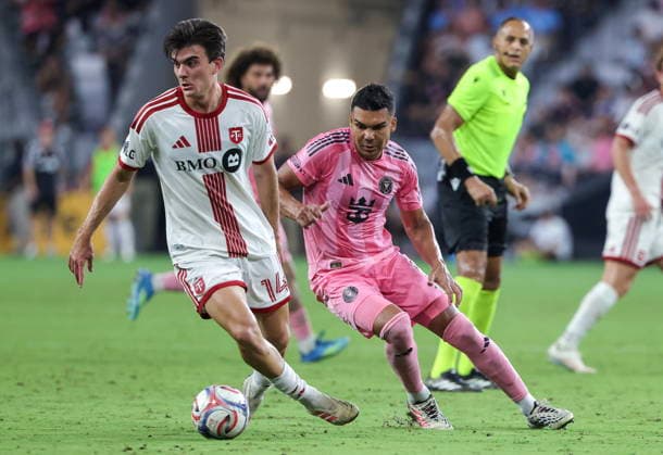 MLS, Fussball Herren, USA - Inter Miami CF vs. Toronto FC Toronto FC midfielder Alonso Coello (L) in action against Inter Miami CF midfielder Casemiro (R) during the MLS soccer match between Inter Miami CF and Toronto FC at Nu Stadium in Miami, Florida, USA, 22 August 2026. MIAMI FLORIDA United States  Copyright: xCRISTOBALxHERRERA-ULASHKEVICHx