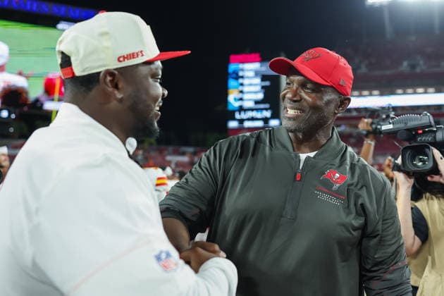 August 22, 2026, Tampa, Florida, USA: Tampa Bay Buccaneers head coach TODD BOWLES shakes hands with Kansas City Chiefs staff following the game at an NFL, American Football Herren, USA preseason game between the Kansas City Chiefs and Tampa Bay Buccaneers at Raymond James Stadium on August 22, 2026 in Tampa, Florida. Tampa USA - ZUMAs335 20260822_znp_s335_032 Copyright: xMatthewxSmithx