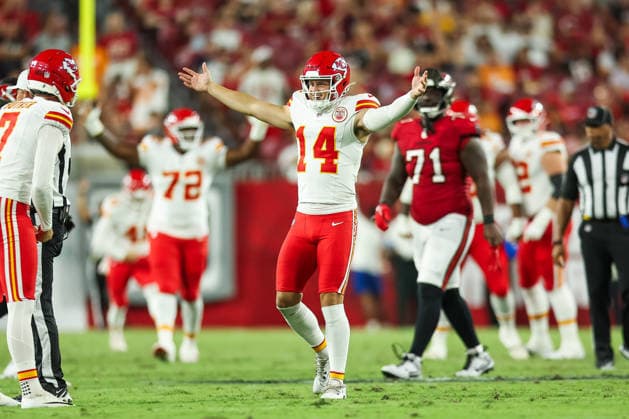 August 22, 2026, Tampa, Florida, USA: Kansas City Chiefs punter MATT ARAIZA (14) celebrates a field goal at an NFL, American Football Herren, USA preseason game between the Kansas City Chiefs and Tampa Bay Buccaneers at Raymond James Stadium on August 22, 2026 in Tampa, Florida. Tampa USA - ZUMAs335 20260822_znp_s335_017 Copyright: xMatthewxSmithx