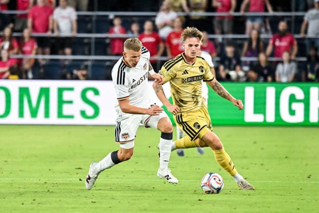 ST. LOUIS, MO - AUGUST 22: midfielder Mateusz Bogusz (19) of the Houston Dynamo FC and midfielder Conrad Wallem (6) of the St. Louis CITY SC battle for control of the ball during the MLS, Fussball Herren, USA regular season match where St. Louis CITY SC hosted the Houston Dynamo FC on Saturday August 22nd, 2026, at Energizer Park in St. Louis City, MO. (Photo by Rick Ulreich Icon Sportswire) SOCCER: AUG 22 MLS St. Louis CITY SC vs Houston Dynamo FC EDITORIAL USE ONLY Icon26082206