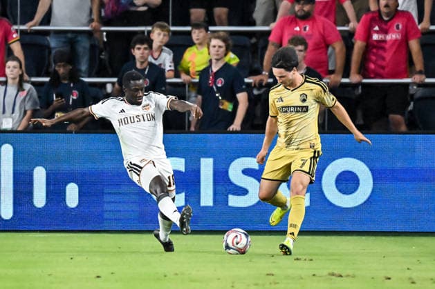 ST. LOUIS, MO - AUGUST 22: defender Diadie Samassekou (18) of the Houston Dynamo FC tries to block the pass of midfielder Tomas Ostrak (7) of the St. Louis CITY SC during the MLS, Fussball Herren, USA regular season match where St. Louis CITY SC hosted the Houston Dynamo FC on Saturday August 22nd, 2026, at Energizer Park in St. Louis City, MO. (Photo by Rick Ulreich Icon Sportswire) SOCCER: AUG 22 MLS St. Louis CITY SC vs Houston Dynamo FC EDITORIAL USE ONLY Icon26082207