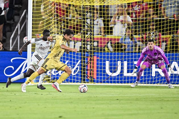 ST. LOUIS, MO - AUGUST 22: forward Simon Becher (11) of the St. Louis CITY SC turns against the defense of defender Diadie Samassekou (18) of the Houston Dynamo FC before shooting the ball for the first goal of the game during the MLS, Fussball Herren, USA regular season match where St. Louis CITY SC hosted the Houston Dynamo FC on Saturday August 22nd, 2026, at Energizer Park in St. Louis City, MO. (Photo by Rick Ulreich Icon Sportswire) SOCCER: AUG 22 MLS St. Louis CITY SC vs Houston Dynamo FC EDITORIAL USE ONLY Icon26082212