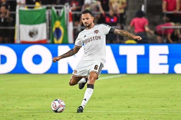 ST. LOUIS, MO - AUGUST 22: midfielder Jose Artur (6) of the Houston Dynamo FC starts to kick the ball down field during the MLS, Fussball Herren, USA regular season match where St. Louis CITY SC hosted the Houston Dynamo FC on Saturday August 22nd, 2026, at Energizer Park in St. Louis City, MO. (Photo by Rick Ulreich Icon Sportswire) SOCCER: AUG 22 MLS St. Louis CITY SC vs Houston Dynamo FC EDITORIAL USE ONLY Icon26082216