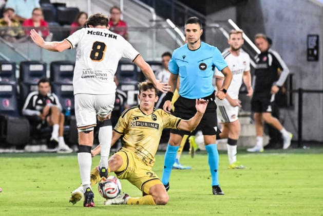 ST. LOUIS, MO - AUGUST 22: midfielder Daniel Edelman (24) of the St. Louis CITY SC slides and blocks the pass attempt of midfielder Jack McGlynn (8) of the Houston Dynamo FC during the MLS, Fussball Herren, USA regular season match where St. Louis CITY SC hosted the Houston Dynamo FC on Saturday August 22nd, 2026, at Energizer Park in St. Louis City, MO. (Photo by Rick Ulreich Icon Sportswire) SOCCER: AUG 22 MLS St. Louis CITY SC vs Houston Dynamo FC EDITORIAL USE ONLY Icon26082225