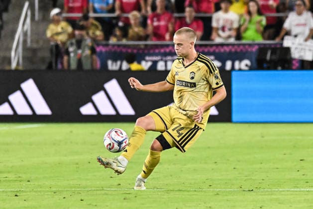 ST. LOUIS, MO - AUGUST 22: defender Tomas Totland (14) of the St. Louis CITY SC does a soft pass forward during the MLS, Fussball Herren, USA regular season match where St. Louis CITY SC hosted the Houston Dynamo FC on Saturday August 22nd, 2026, at Energizer Park in St. Louis City, MO. (Photo by Rick Ulreich Icon Sportswire) SOCCER: AUG 22 MLS St. Louis CITY SC vs Houston Dynamo FC EDITORIAL USE ONLY Icon26082228