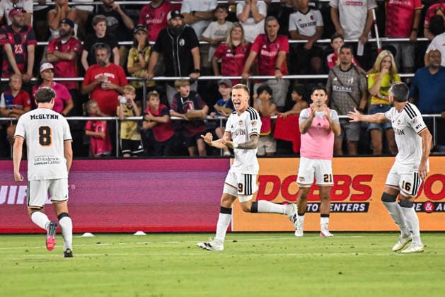 ST. LOUIS, MO - AUGUST 22: midfielder Mateusz Bogusz (19) of the Houston Dynamo FC celebrates scoring a goal only to have it called back for offsides during the MLS, Fussball Herren, USA regular season match where St. Louis CITY SC hosted the Houston Dynamo FC on Saturday August 22nd, 2026, at Energizer Park in St. Louis City, MO. (Photo by Rick Ulreich Icon Sportswire) SOCCER: AUG 22 MLS St. Louis CITY SC vs Houston Dynamo FC EDITORIAL USE ONLY Icon26082231