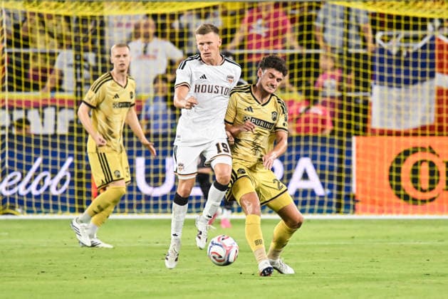 ST. LOUIS, MO - AUGUST 22: midfielder Dante Polvara (21) of the St. Louis CITY SC uses his body to try and knock midfielder Mateusz Bogusz (19) of the Houston Dynamo FC off the ball during the MLS, Fussball Herren, USA regular season match where St. Louis CITY SC hosted the Houston Dynamo FC on Saturday August 22nd, 2026, at Energizer Park in St. Louis City, MO. (Photo by Rick Ulreich Icon Sportswire) SOCCER: AUG 22 MLS St. Louis CITY SC vs Houston Dynamo FC EDITORIAL USE ONLY Icon26082230