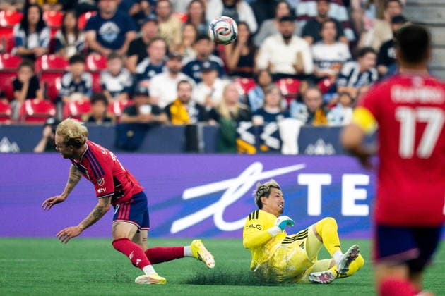 August 22, 2026, Vancouver, Bc, CANADA: Vancouver Whitecaps goalkeeper Yohei Takaoka (1) stops FC Dallas Nolan Norris (32) during the first half of an MLS, Fussball Herren, USA soccer match in Vancouver, on Saturday, August 22, 2026. Canada News - August 22, 2026  - ZUMAc35_ 20260822_zaf_c35_198 Copyright: xEthanxCairnsx