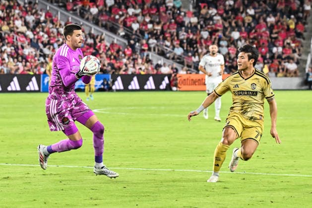 ST. LOUIS, MO - AUGUST 22: goalkeeper Jonathan Bond (31) of the Houston Dynamo FC runs out to grab the ball before forward Jeong Sang-bin (77) of the St. Louis CITY SC can get to it during the MLS, Fussball Herren, USA regular season match where St. Louis CITY SC hosted the Houston Dynamo FC on Saturday August 22nd, 2026, at Energizer Park in St. Louis City, MO. (Photo by Rick Ulreich Icon Sportswire) SOCCER: AUG 22 MLS St. Louis CITY SC vs Houston Dynamo FC EDITORIAL USE ONLY Icon26082233