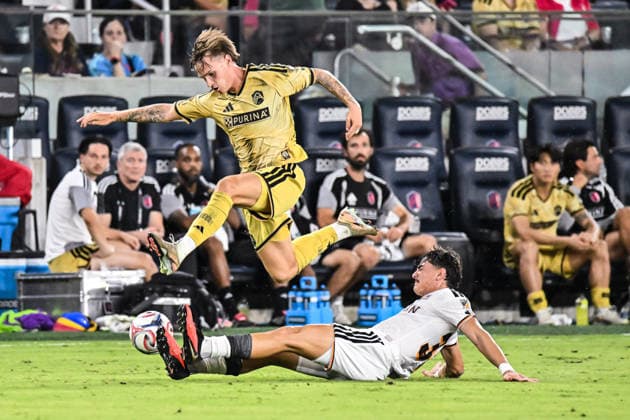 ST. LOUIS, MO - AUGUST 22: midfielder Conrad Wallem (6) of the St. Louis CITY SC leaps over the sliding tackle attempt of defender Felipe Andrade (36) of the Houston Dynamo FC during the MLS, Fussball Herren, USA regular season match where St. Louis CITY SC hosted the Houston Dynamo FC on Saturday August 22nd, 2026, at Energizer Park in St. Louis City, MO. (Photo by Rick Ulreich Icon Sportswire) SOCCER: AUG 22 MLS St. Louis CITY SC vs Houston Dynamo FC EDITORIAL USE ONLY Icon26082236