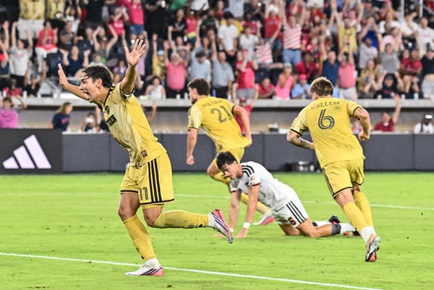 ST. LOUIS, MO - AUGUST 22: forward Simon Becher (11) of the St. Louis CITY SC celebrates after midfielder Dante Polvara (21) of the St. Louis CITY SC scores what would the the game winning goal during the MLS, Fussball Herren, USA regular season match where St. Louis CITY SC hosted the Houston Dynamo FC on Saturday August 22nd, 2026, at Energizer Park in St. Louis City, MO. (Photo by Rick Ulreich Icon Sportswire) SOCCER: AUG 22 MLS St. Louis CITY SC vs Houston Dynamo FC EDITORIAL USE ONLY Icon26082240