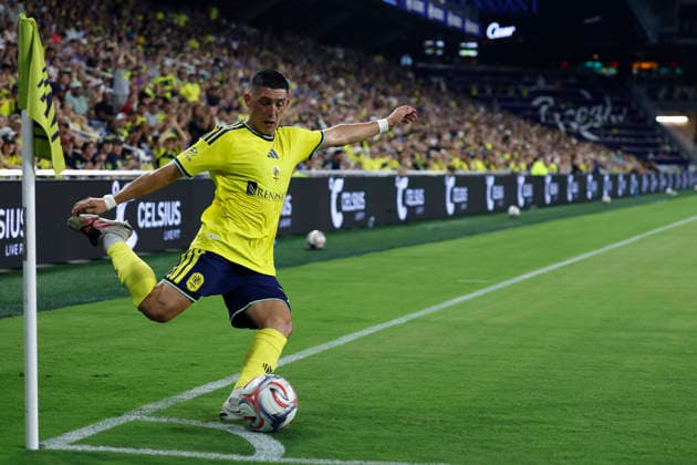 NASHVILLE, TN - AUGUST 22: Nashville SC forward Cristian Espinoza (7) takes a corner during a match between Nashville SC and Columbus Crew, August 22, 2026, at GEODIS Park in Nashville, Tennessee. (Photo by Matthew Maxey Icon Sportswire) SOCCER: AUG 22 MLS, Fussball Herren, USA Nashville SC vs Columbus Crew EDITORIAL USE ONLY Icon26082214