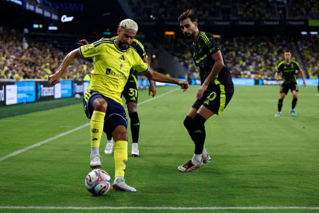 NASHVILLE, TN - AUGUST 22: Nashville SC offense Elias Saad (11) wins a ball in front of Columbus Crew midfielder Brais MŽndez (10) during a match between Nashville SC and Columbus Crew, August 22, 2026, at GEODIS Park in Nashville, Tennessee. (Photo by Matthew Maxey Icon Sportswire) SOCCER: AUG 22 MLS, Fussball Herren, USA Nashville SC vs Columbus Crew EDITORIAL USE ONLY Icon26082216
