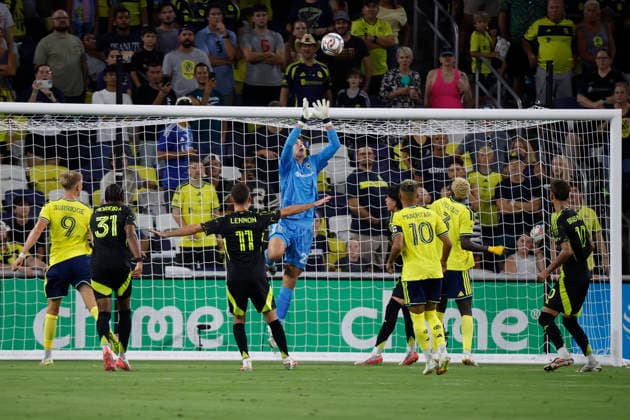 NASHVILLE, TN - AUGUST 22: Columbus Crew goalkeeper Patrick Schulte (28) goes up for a save during a match between Nashville SC and Columbus Crew, August 22, 2026, at GEODIS Park in Nashville, Tennessee. (Photo by Matthew Maxey Icon Sportswire) SOCCER: AUG 22 MLS, Fussball Herren, USA Nashville SC vs Columbus Crew EDITORIAL USE ONLY Icon26082224