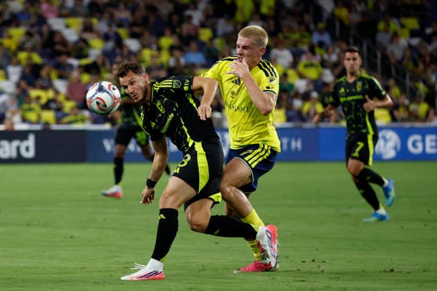 NASHVILLE, TN - AUGUST 22: Columbus Crew forward D‡niel Gazdag (8) and Nashville SC defender Reed Baker-Whiting (27) battle for a ball during a match between Nashville SC and Columbus Crew, August 22, 2026, at GEODIS Park in Nashville, Tennessee. (Photo by Matthew Maxey Icon Sportswire) SOCCER: AUG 22 MLS, Fussball Herren, USA Nashville SC vs Columbus Crew EDITORIAL USE ONLY Icon26082226